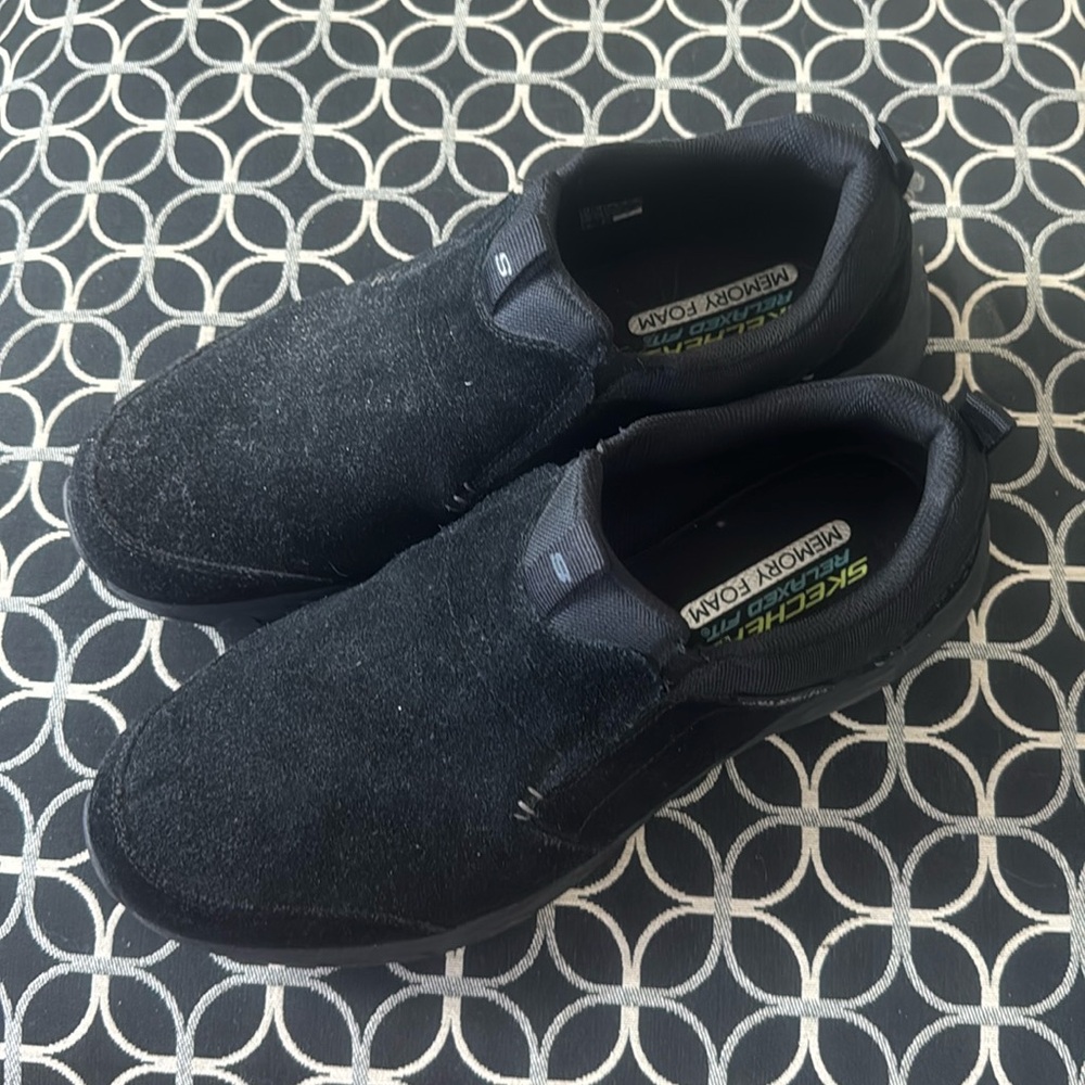 Men’s size 13 black no tie sketcher’s.